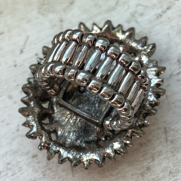 Starburst Expandable Ring Costume Jewelry - Picture 4 of 4